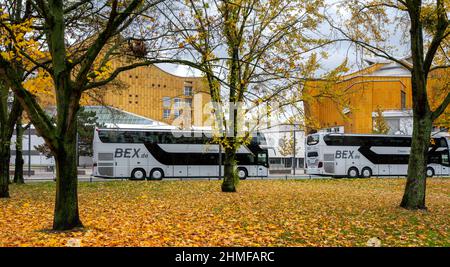 Busse parkten vor dem Eingang zur Philharmonie, Berlin Stockfoto