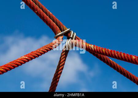 Verkettete Seile auf einem Klettergerüst für Kinder, Berlin, Deutschland Stockfoto