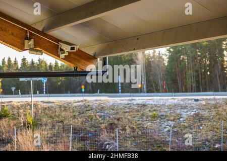 Nahaufnahme von zwei Sicherheitsüberwachungskameras unter dem Dach. Schweden. Stockfoto