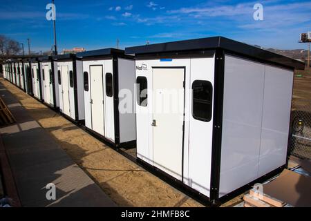 Reno, Usa. 09th. Februar 2022. Vollständig zusammengestellte Modpods.Mitglieder der Presse wurden eingeladen, die noch nicht eröffneten ModPods auf dem Nevada Cares Campus zu besichtigen, die Obdachlosen vorübergehend Unterkunft bieten werden, während sie dauerhafte Unterkünfte finden. Kredit: SOPA Images Limited/Alamy Live Nachrichten Stockfoto