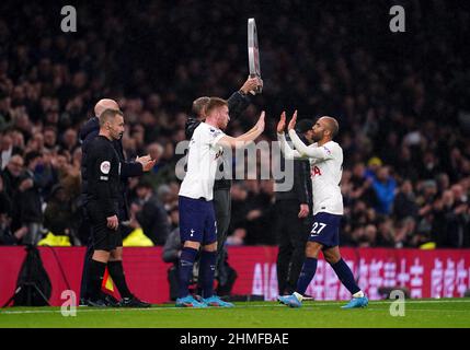 Dejan Kulusevski von Tottenham Hotspur (links) bereitet sich darauf vor, als Ersatz für Teamkollegen Lucas Moura während des Spiels der Premier League im Tottenham Hotspur Stadium, London, zu spielen. Bilddatum: Mittwoch, 9. Februar 2022. Stockfoto