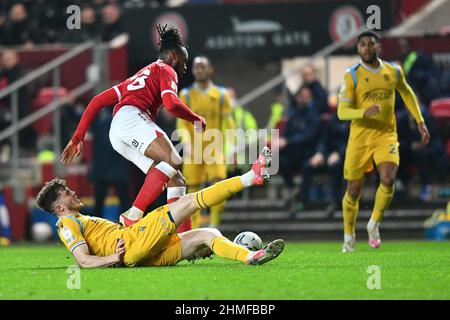 Bristol, Großbritannien. 09th. Februar 2022. Tom Holmes vom Reading FC kämpft gegen Antoine Semenyo von Bristol City während des Spiels der EFL Sky Bet Championship zwischen Bristol City und Reading am Ashton Gate, Bristol, England, am 9. Februar 2022. Foto von Scott Boulton. Nur zur redaktionellen Verwendung, Lizenz für kommerzielle Nutzung erforderlich. Keine Verwendung bei Wetten, Spielen oder Veröffentlichungen einzelner Clubs/Vereine/Spieler. Kredit: UK Sports Pics Ltd/Alamy Live Nachrichten Stockfoto