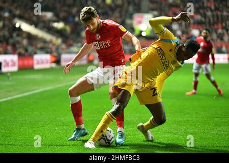 Bristol, Großbritannien. 09th. Februar 2022. Matty James aus Bristol City wird am 9. Februar 2022 im Ashton Gate in Bristol, England, von Baba Rahman vom Reading FC während des Spiels der EFL Sky Bet Championship zwischen Bristol City und Reading herausgefordert. Foto von Scott Boulton. Nur zur redaktionellen Verwendung, Lizenz für kommerzielle Nutzung erforderlich. Keine Verwendung bei Wetten, Spielen oder Veröffentlichungen einzelner Clubs/Vereine/Spieler. Kredit: UK Sports Pics Ltd/Alamy Live Nachrichten Stockfoto