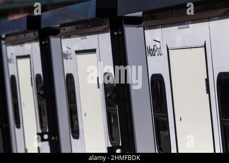 Reno, Usa. 09th. Februar 2022. Vollständig zusammengestellte Modpods.Mitglieder der Presse wurden eingeladen, die noch nicht eröffneten ModPods auf dem Nevada Cares Campus zu besichtigen, die Obdachlosen vorübergehend Unterkunft bieten werden, während sie dauerhafte Unterkünfte finden. (Foto von Ty O'Neil/SOPA Images/Sipa USA) Quelle: SIPA USA/Alamy Live News Stockfoto