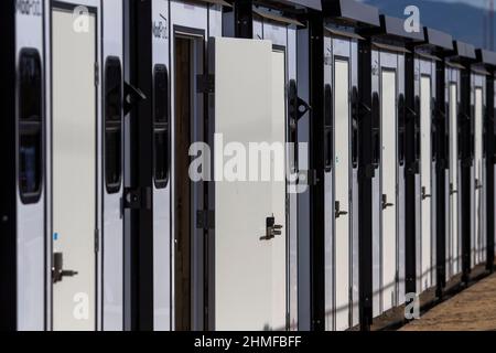 Reno, Usa. 09th. Februar 2022. Vollständig zusammengestellte Modpods.Mitglieder der Presse wurden eingeladen, die noch nicht eröffneten ModPods auf dem Nevada Cares Campus zu besichtigen, die Obdachlosen vorübergehend Unterkunft bieten werden, während sie dauerhafte Unterkünfte finden. (Foto von Ty O'Neil/SOPA Images/Sipa USA) Quelle: SIPA USA/Alamy Live News Stockfoto