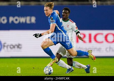 LEUVEN, BELGIEN – FEBRUAR 9: Kristian Thorstvedt von KRC Genk kämpft mit Mandela Keita von OH Leuven während des Jupiler Pro League-Spiels zwischen OH Leuven und KRC Genk am 9. Februar 2022 im King Power im Den Dreef Stadion in Leuven, Belgien (Foto: Jeroen Meuwsen/Orange Picles) Stockfoto