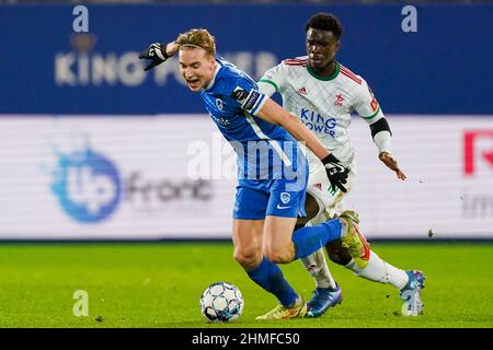 LEUVEN, BELGIEN – FEBRUAR 9: Kristian Thorstvedt von KRC Genk kämpft mit Mandela Keita von OH Leuven während des Jupiler Pro League-Spiels zwischen OH Leuven und KRC Genk am 9. Februar 2022 im King Power im Den Dreef Stadion in Leuven, Belgien (Foto: Jeroen Meuwsen/Orange Picles) Stockfoto