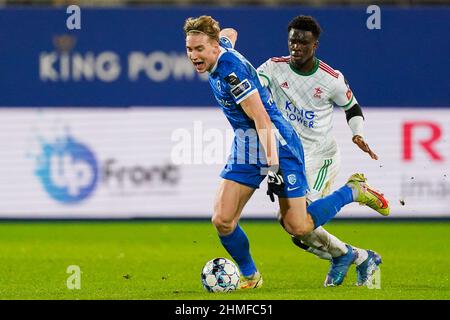 LEUVEN, BELGIEN – FEBRUAR 9: Kristian Thorstvedt von KRC Genk kämpft mit Mandela Keita von OH Leuven während des Jupiler Pro League-Spiels zwischen OH Leuven und KRC Genk am 9. Februar 2022 im King Power im Den Dreef Stadion in Leuven, Belgien (Foto: Jeroen Meuwsen/Orange Picles) Stockfoto