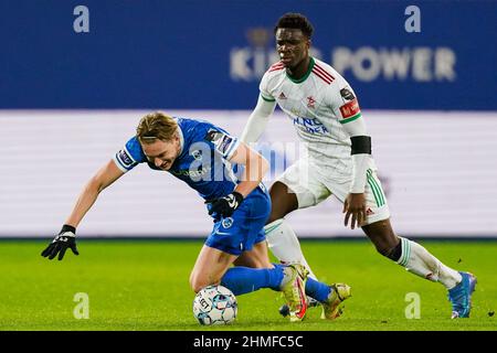 LEUVEN, BELGIEN – FEBRUAR 9: Kristian Thorstvedt von KRC Genk kämpft mit Mandela Keita von OH Leuven während des Jupiler Pro League-Spiels zwischen OH Leuven und KRC Genk am 9. Februar 2022 im King Power im Den Dreef Stadion in Leuven, Belgien (Foto: Jeroen Meuwsen/Orange Picles) Stockfoto