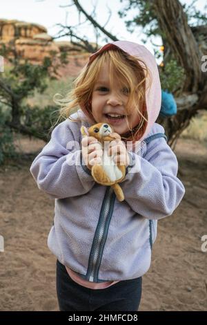 Mädchen mit einem Spielzeug im Canyonlands National Park, Utah Stockfoto