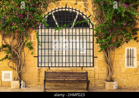Eine alte Bogentür in Mdina Stockfoto