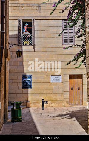 Ein Mann führt Restaurierungsarbeiten an einem mittelalterlichen Gebäude in Mdina durch Stockfoto