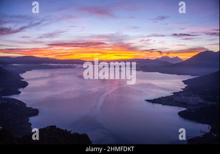 Sonnenaufgang über dem Lake Atitlan und Fuego, Vulkan, Lago Atitlan, Guatemala Stockfoto