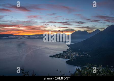 Sonnenaufgang über dem Lake Atitlan und Fuego, Vulkan, Lago Atitlan, Guatemala Stockfoto