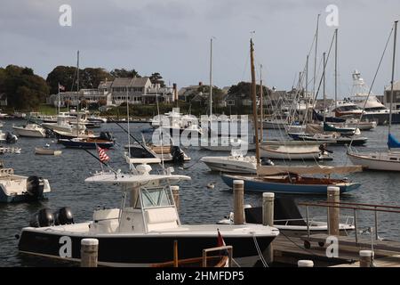 Segelboote und Fischerboote im wychmere Hafen Hafen hafen ma vor einem grauen Himmel Oktober 2021 Stockfoto