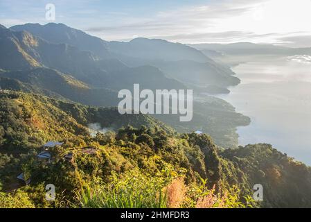 Wunderschöner Sonnenaufgang über dem Atitlan-See, Lago Atitlan, Guatemala Stockfoto