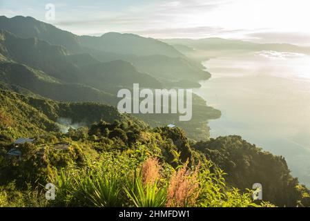 Wunderschöner Sonnenaufgang über dem Atitlan-See, Lago Atitlan, Guatemala Stockfoto