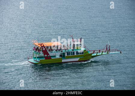 Touristen Boot auf dem Atitlan See, Guatemala Stockfoto