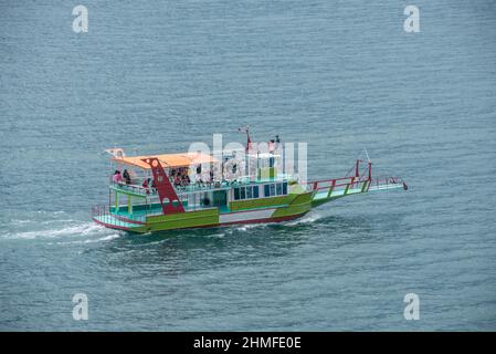 Touristen Boot auf dem Atitlan See, Guatemala Stockfoto