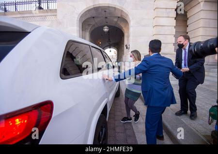 Washington, Vereinigte Staaten. 09th. Februar 2022. Senator Krysten Sinema, D-AZ, verlässt den Senat, nachdem er am Mittwoch, den 9. Februar 2022, im US-Kapitol in Washington, DC, abgestimmt hat. Kredit: Bonnie Cash/CNP/dpa/Alamy Live Nachrichten Stockfoto