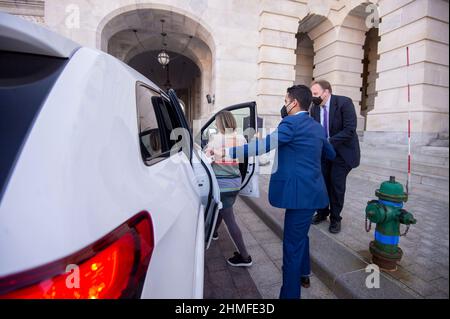 Washington, Vereinigte Staaten. 09th. Februar 2022. Senator Krysten Sinema, D-AZ, verlässt den Senat, nachdem er am Mittwoch, den 9. Februar 2022, im US-Kapitol in Washington, DC, abgestimmt hat. Kredit: Bonnie Cash/CNP/dpa/Alamy Live Nachrichten Stockfoto