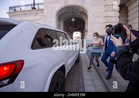 Washington, Vereinigte Staaten. 09th. Februar 2022. Senator Krysten Sinema, D-AZ, verlässt den Senat, nachdem er am Mittwoch, den 9. Februar 2022, im US-Kapitol in Washington, DC, abgestimmt hat. Kredit: Bonnie Cash/CNP/dpa/Alamy Live Nachrichten Stockfoto