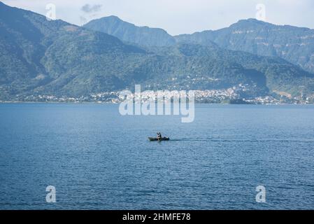 Fischer vor den Vulkanen Atitlan und Toliman, Lake Atitlan, Guatemala Stockfoto