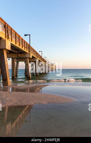 Promenade am Gulf Shores, Orange Beach, Alabama. Von der Seite aus gesehen und im warmen Licht des späten oder frühen Tages. Stockfoto