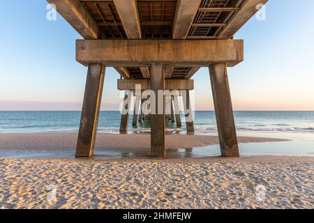 Promenade am Gulf Shores, Orange Beach, Alabama. Von unten betrachtet und im warmen späten oder frühen Tageslicht. Stockfoto