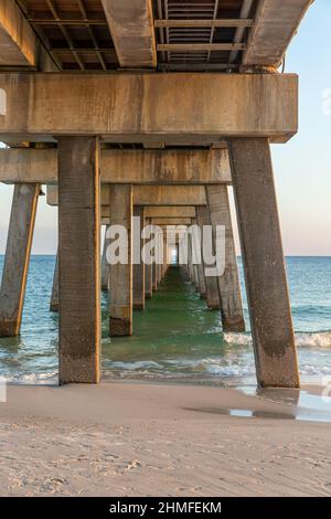 Promenade am Gulf Shores, Orange Beach, Alabama. Von unten betrachtet und im warmen späten oder frühen Tageslicht. Stockfoto