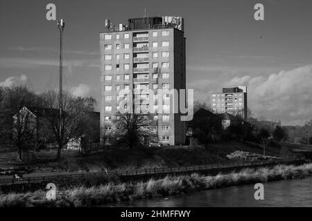 Mainway, Lancaster, Großbritannien. 9th. Februar 2022. Der Erwerb des leeren Skerton High Scool, das sich neben dem Grundstück Mainway befindet, wird als Schlüsselelement der Neuerschließung des Grundstücks von 1960 angesehen. Das Kabinett des stadtrats hat auch die beschleunigte Phase 1 genehmigt, in der die Modernisierung der Wohnungen in Lune und Derby Houses durchgeführt wird.Quelle: PN News/Alamy Live News Stockfoto