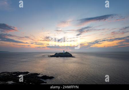 Gesehen von der Spitze von Godrevy Head, vor der Küste auf seiner kleinen Insel, eines der berühmtesten Wahrzeichen Cornwalls. Der Atlantische Ozean ist in m immer noch und ruhig Stockfoto