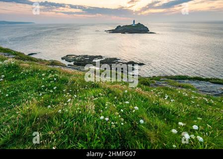 Hochsommer, schönes Wetter, kurz vor Sonnenuntergang, ein schöner Abend, gefüllt mit warmem Licht, in der Nähe des duftenden, weichen Heidekrauts im Vordergrund Stockfoto