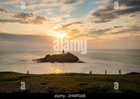 Im Sommer versammelten sich gute Wetterleute, um den Sonnenuntergang an einem schönen Abend zu beobachten, gefüllt mit warmem Licht, auf den Klippen stehend, entlang des nördlichen Kor Stockfoto