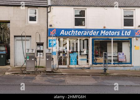 Die vor dem Geschäft und zwei Kraftstoffpumpen an der Tankstelle und der MOT-Garage an der Hauptstraße in der kleinen Stadt Auchterarder in Perthshire. Stockfoto