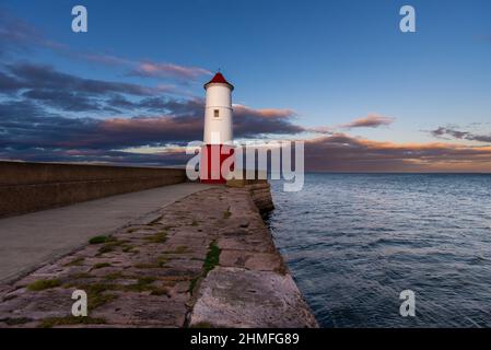 Der nördlichste Leuchtturm in England, Berwick Lighthouse am Ende des Piers, Northumberland, England, Großbritannien Stockfoto