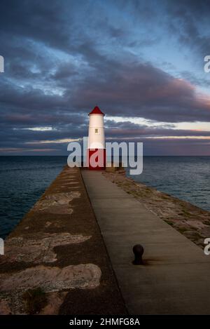 Der nördlichste Leuchtturm in England, Berwick Lighthouse am Ende des Piers, Northumberland, England, Großbritannien Stockfoto