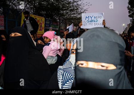 Neu-Delhi, Delhi, Indien. 9th. Februar 2022. Muslimische Frauen halten Plakate bereit, während sie an einem von All India Majlis-e-Ittehadul Muslimeen (AIMIM) organisierten marsch gegen das kürzlich verhängte Verbot von Entführungen in Schulen und Colleges des Staates Karnataka in Shaheen Bagh in Neu-Delhi, Indien, teilnehmen, 9. Februar 2022. (Bild: © Mohsin Javed/Pacific Press via ZUMA Press Wire) Bild: ZUMA Press, Inc./Alamy Live News Stockfoto