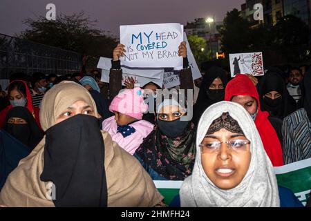 Neu-Delhi, Delhi, Indien. 9th. Februar 2022. Muslimische Frauen halten Plakate bereit, während sie an einem von All India Majlis-e-Ittehadul Muslimeen (AIMIM) organisierten marsch gegen das jüngste Verbot von Hijab in Schulen und Colleges des Staates Karnataka in Shaheen Bagh teilnehmen. (Bild: © Mohsin Javed/Pacific Press via ZUMA Press Wire) Bild: ZUMA Press, Inc./Alamy Live News Stockfoto