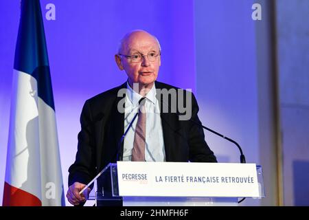 Paris, Frankreich. 09th. Februar 2021. Patrick Stefanini, Kampagnenmanager von Valerie Pecresse, hält eine Rede während des Treffens der Unterstützungskomitees der Partei Les Republicains (LR), der Präsidentschaftskandidatin Valerie Pecresse, am 9. Februar 2022 im Maison de la Chimie in Paris, Frankreich.Quelle: Victor Joly/Alamy Live News Stockfoto