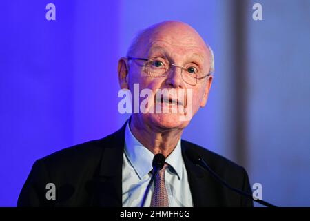 Paris, Frankreich. 09th. Februar 2021. Patrick Stefanini, Kampagnenmanager von Valerie Pecresse, hält eine Rede während des Treffens der Unterstützungskomitees der Partei Les Republicains (LR), der Präsidentschaftskandidatin Valerie Pecresse, am 9. Februar 2022 im Maison de la Chimie in Paris, Frankreich.Quelle: Victor Joly/Alamy Live News Stockfoto