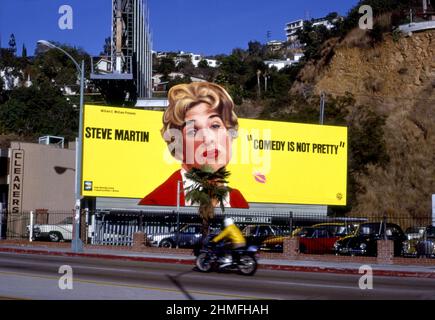Reklametafeln auf dem Sunset Strip, auf denen ein Comedy-Album von Steve Martin mit dem Titel Comedy is not pretty im Jahr 1979 promotet wird Stockfoto