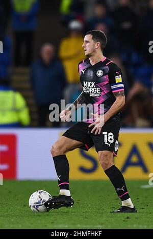 Cardiff, Großbritannien. 09th. Februar 2022. Oliver Norburn #18 von Peterborough United in Aktion während des Spiels in Cardiff, Vereinigtes Königreich am 2/9/2022. (Foto von Mike Jones/News Images/Sipa USA) Quelle: SIPA USA/Alamy Live News Stockfoto