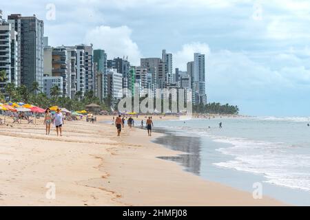 Recife, PE, Brasilien - 14. Oktober 2021: Menschen genießen den Morgen am Strand von Boa Viagem. Stockfoto