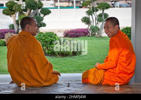 Zwei Mönche unterhalten sich in Thailand Stockfoto