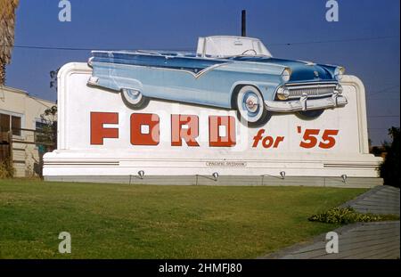 Reklametafel mit 1955 Ford Cabriolet. Stockfoto