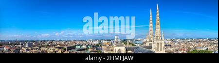 Panoramische Luftaufnahme des St.-Andreas Kathedrale in Bordeaux in einem schönen Sommertag, Frankreich Stockfoto