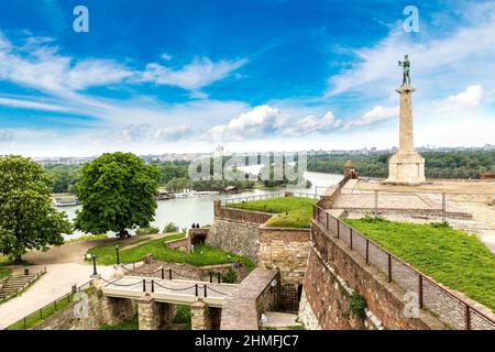 Das Pobednik Denkmal und Festung Kalemegdan in Belgrad, Serbien in einem schönen Sommertag Stockfoto