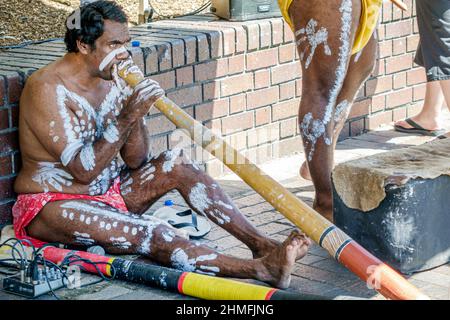 Sydney Australien, Circular Quay, Aborigines männlicher Mann, der Didgeridoo-Körperfarbe spielt Stockfoto