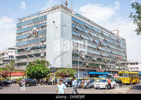 Mumbai Indien, Churchgate, Veer Nariman Road, Churchgate Bahnhof Bürogebäude Verkehr Stockfoto